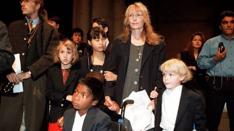 MIa Farrow con sus hijos