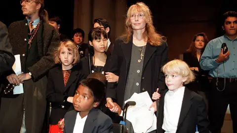 MIa Farrow con sus hijos MIa Farrow con sus hijos