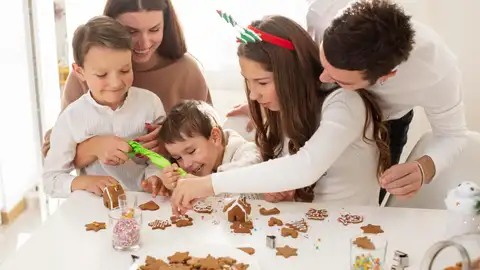 Familia haciendo un taller culinario de Navidad Familia haciendo un taller culinario de Navidad