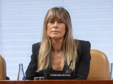 El juez Peinado retira el pasaporte a Begoña Gómez como medida cautelar antes del juicio El juez Peinado retira el pasaporte a Begoña Gómez como medida cautelar antes del juicio