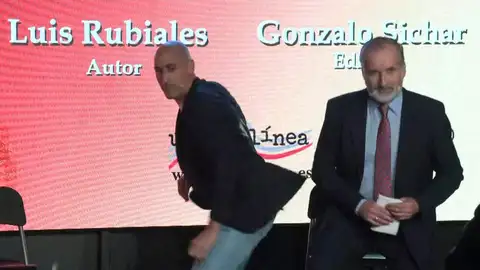 Momento del ataque a Luis Rubiales Momento del ataque a Luis Rubiales