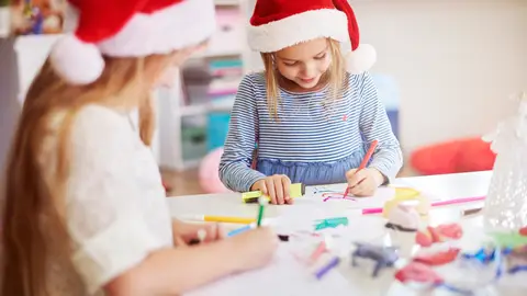 Dos niñas haciendo un taller de Navidad Dos niñas haciendo un taller de Navidad