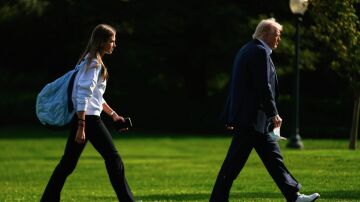 El presidente Donald Trump llega con su nieta Kai Trump a la Casa Blanca, el viernes 26 de septiembre de 2025, en Washington.