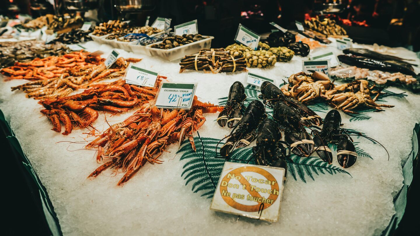 Cena de Navidad en peligro: los pescadores catalanes alertan de que faltan langostinos y gambas para estas fiestas