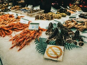Cena de Navidad en peligro: los pescadores catalanes alertan de que faltan langostinos y gambas para estas fiestas