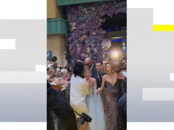 Johnson Wen agarrando a Ariana grande en el estreno en Singapur Johnson Wen agarrando a Ariana grande en el estreno en Singapur