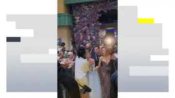 Johnson Wen agarrando a Ariana grande en el estreno en Singapur Johnson Wen agarrando a Ariana grande en el estreno en Singapur