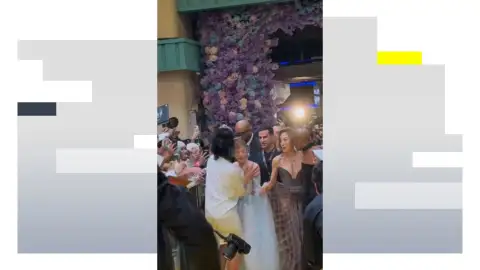 Johnson Wen agarrando a Ariana grande en el estreno en Singapur Johnson Wen agarrando a Ariana grande en el estreno en Singapur