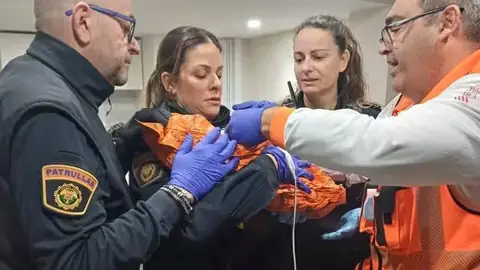 Agentes de la Policía Local de València asisten a una joven que ha dado a luz en su domicilio, en el barrio de El Cabanyal. Agentes de la Policía Local de València asisten a una joven que ha dado a luz en su domicilio, en el barrio de El Cabanyal.