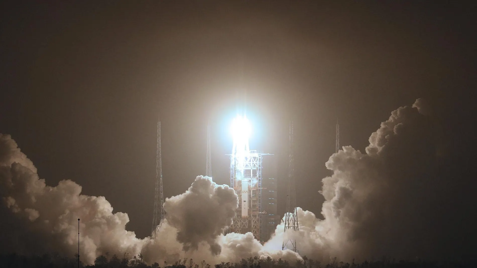 Momento del lanzamiento de un cargero espacial chino, en una imagen de archivo Momento del lanzamiento de un cargero espacial chino, en una imagen de archivo