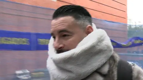 Andy hablando con la prensa Andy hablando con la prensa