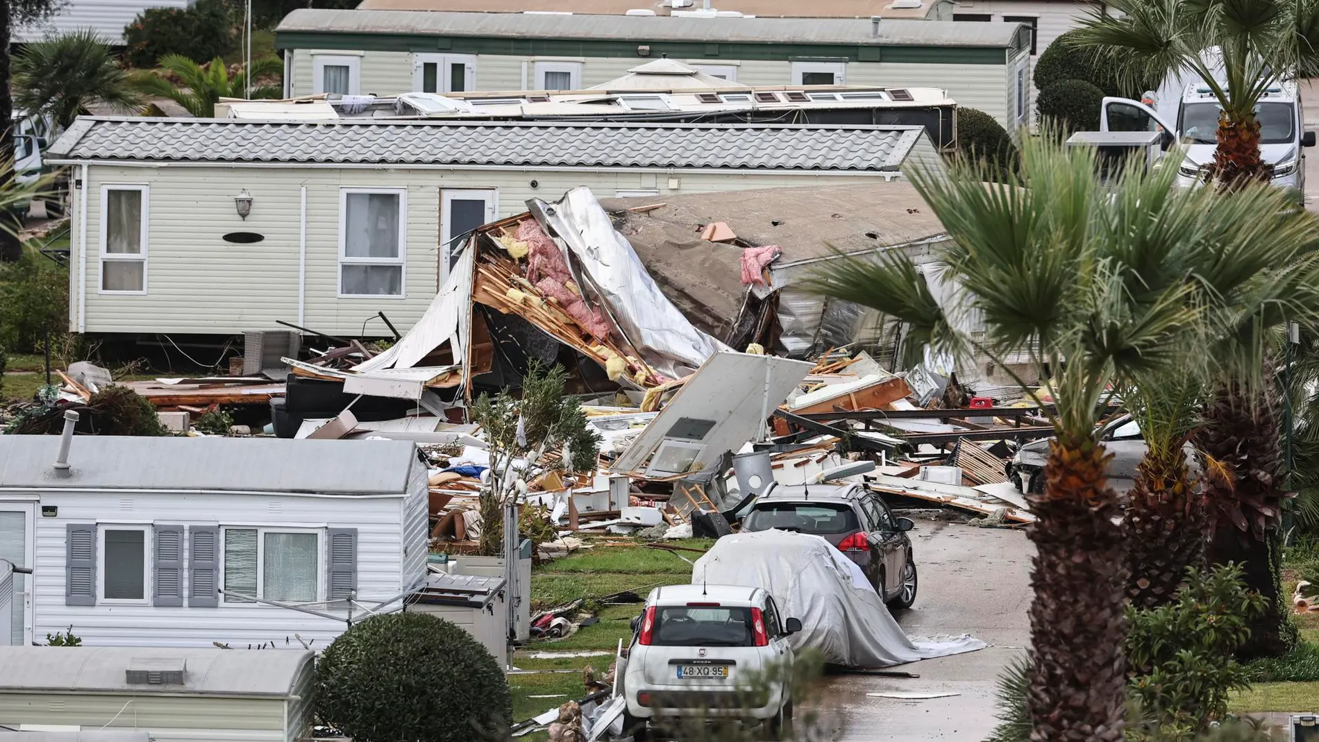 Una mujer muerta y 28 heridos, entre ellos cuatro españoles, por los fuertes vientos de la borrasca Claudia en el sur de Portugal Una mujer muerta y 28 heridos, entre ellos cuatro españoles, por los fuertes vientos de la borrasca Claudia en el sur de Portugal