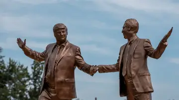 Imagen de una escultura de Trump y Epstein que apareció en el National Mall en septiembre Imagen de una escultura de Trump y Epstein que apareció en el National Mall en septiembre
