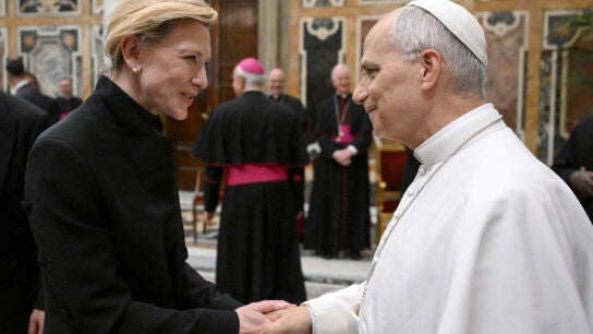 Imagen del papa Le&oacute;n XIV y la actriz Cate Blanchett 