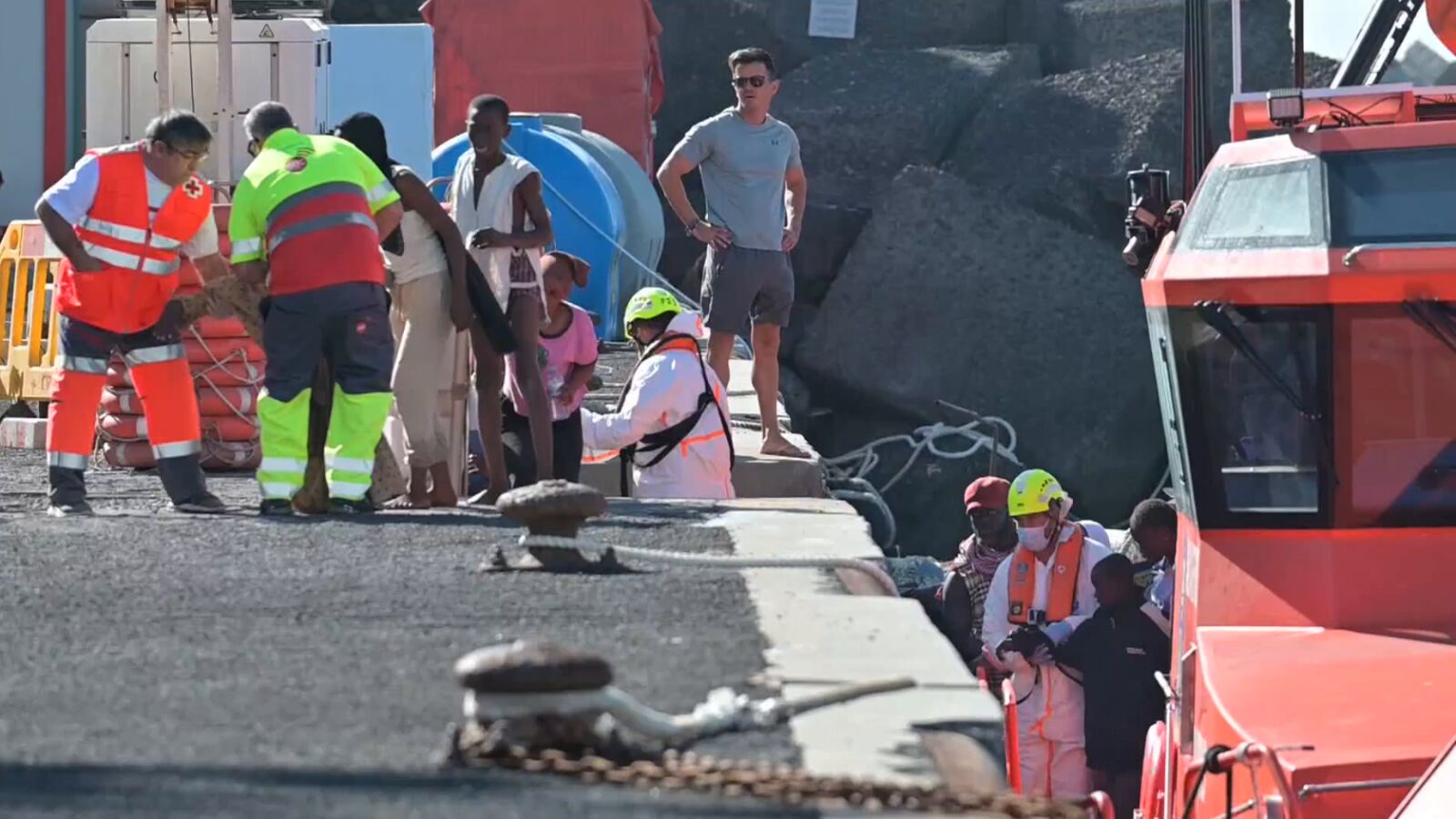 Salvamento Marítimo rescata a dos cayucos con 355 personas en sur de El Hierro
