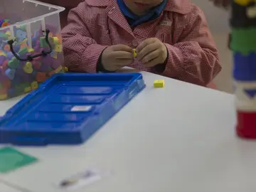 Imagen de un niño jugando en un aula de un colegio Imagen de un niño jugando en un aula de un colegio