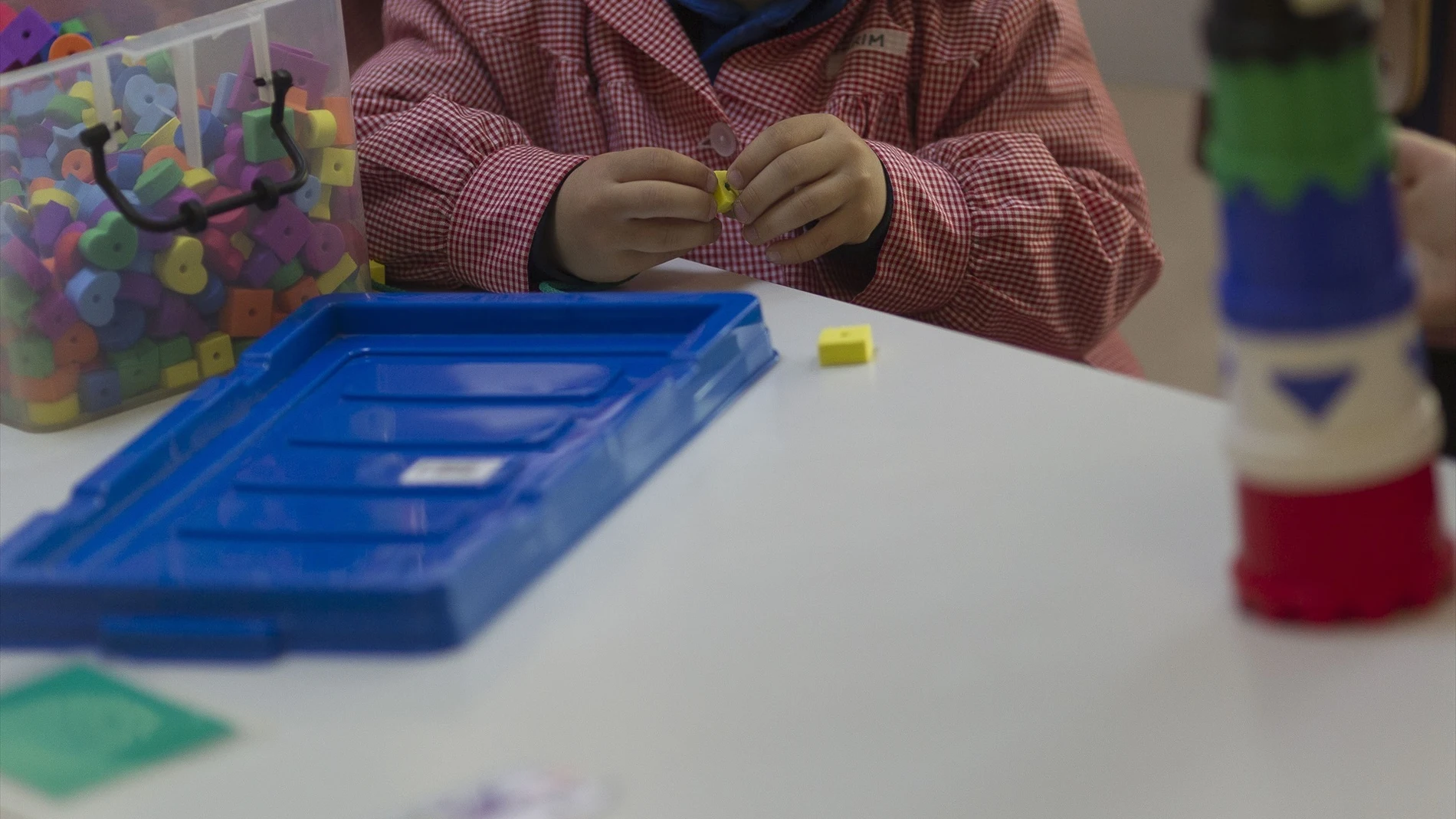 Imagen de un niño jugando en un aula de un colegio Imagen de un niño jugando en un aula de un colegio