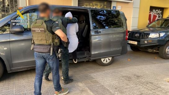 Imagen de los detenidos y la Guardia Civil 