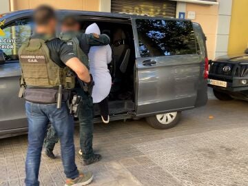 Imagen de los detenidos y la Guardia Civil 