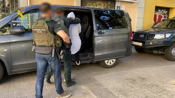 Imagen de los detenidos y la Guardia Civil Imagen de los detenidos y la Guardia Civil
