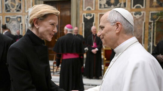 Cate Blanchett con el papa Le&oacute;n XIV