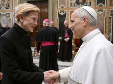 Cate Blanchett con el papa Le&oacute;n XIV
