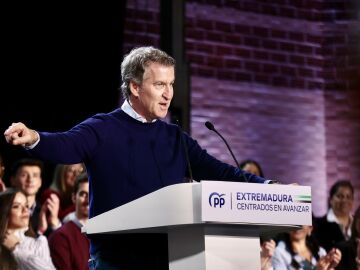 Imagen del l&iacute;der del PP, Alberto N&uacute;&ntilde;ez Feij&oacute;o, en un acto en Lob&oacute;n