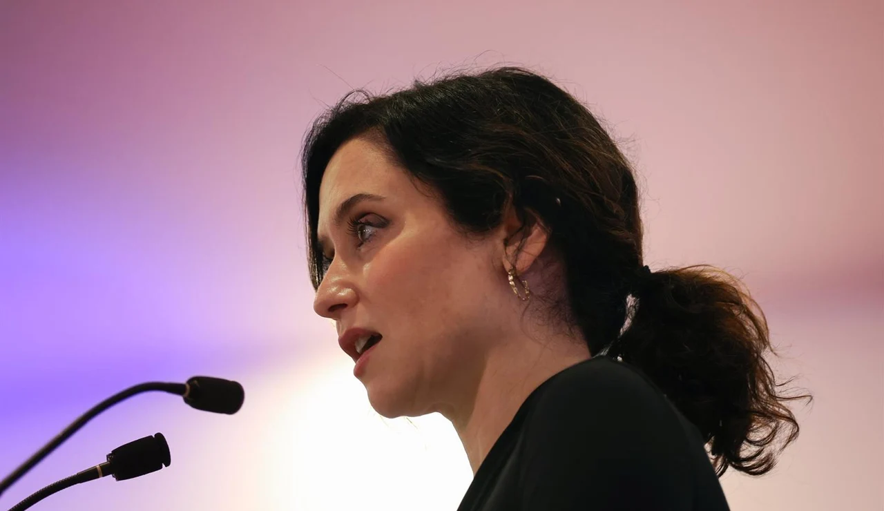 Ayuso censura a Gallardo, candidato "imputado" que "dice que no se cierra Almaraz cuando se aprueba lo contrario"