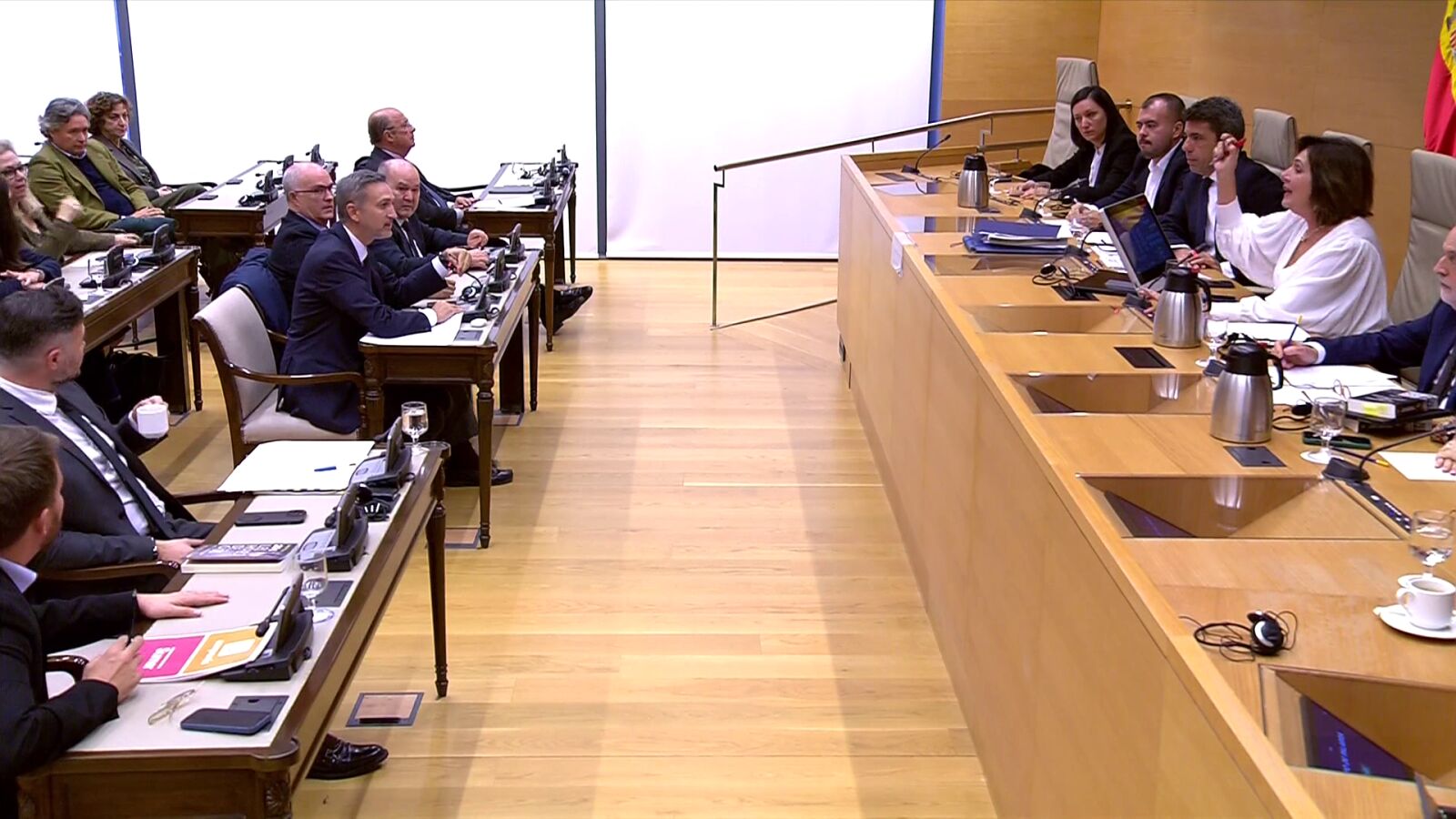 Tensión en la comparecencia de Mazón: 
