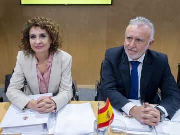 La ministra de Hacienda, María Jesús Montero, y el ministro de Política Territorial, Ángel Víctor Torres