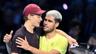 Jannik Sinner y Carlos Alcaraz tras disputar la final de las ATP Finals 2025