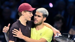 Jannik Sinner y Carlos Alcaraz tras disputar la final de las ATP Finals 2025