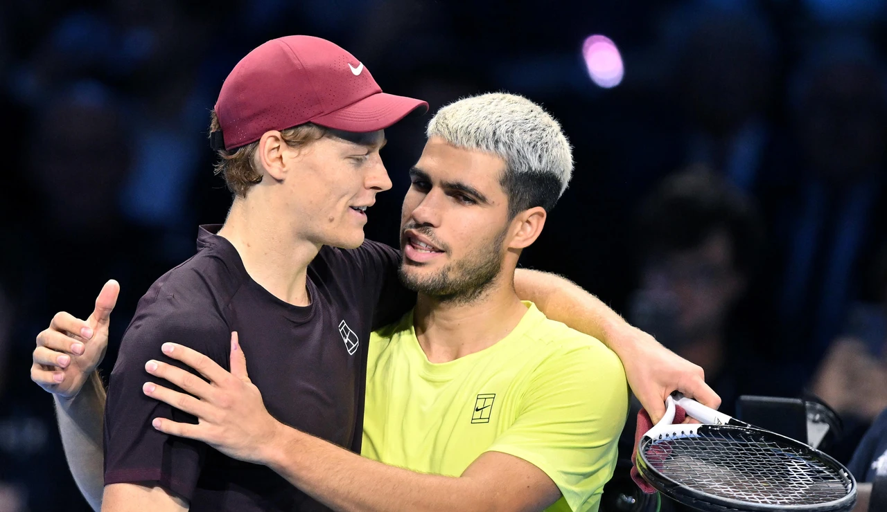 Jannik Sinner y Carlos Alcaraz tras disputar la final de las ATP Finals 2025