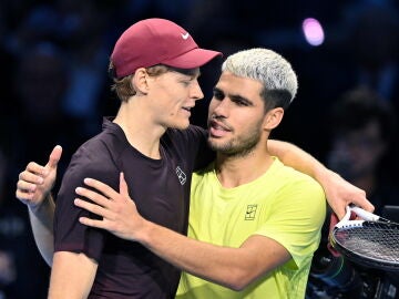 Jannik Sinner y Carlos Alcaraz tras disputar la final de las ATP Finals 2025