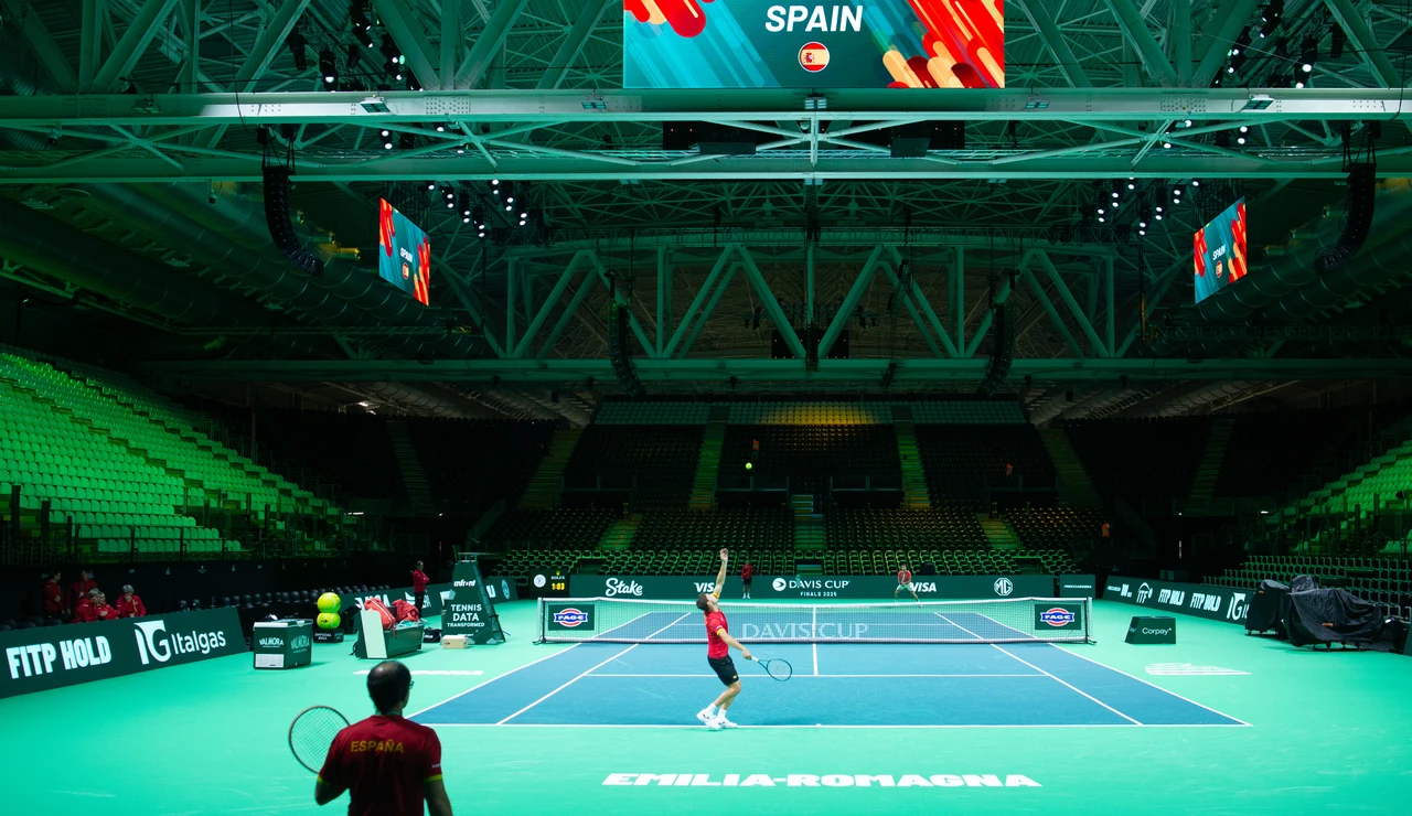 El equipo español entrena en el SuperTennis Arena de Bolonia, sede de las finales de la Copa Davis