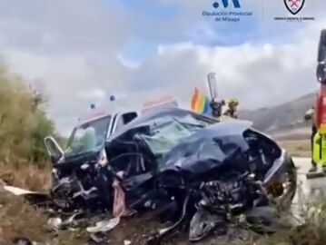 Choque frontal entre una ambulancia y un coche en Cuevas del Becerro