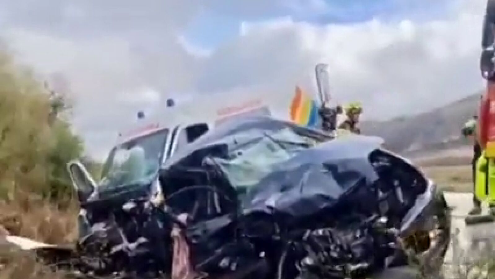 Once heridos y un perro muerto en un choque frontal entre una ambulancia y un coche en Cuevas del Becerro