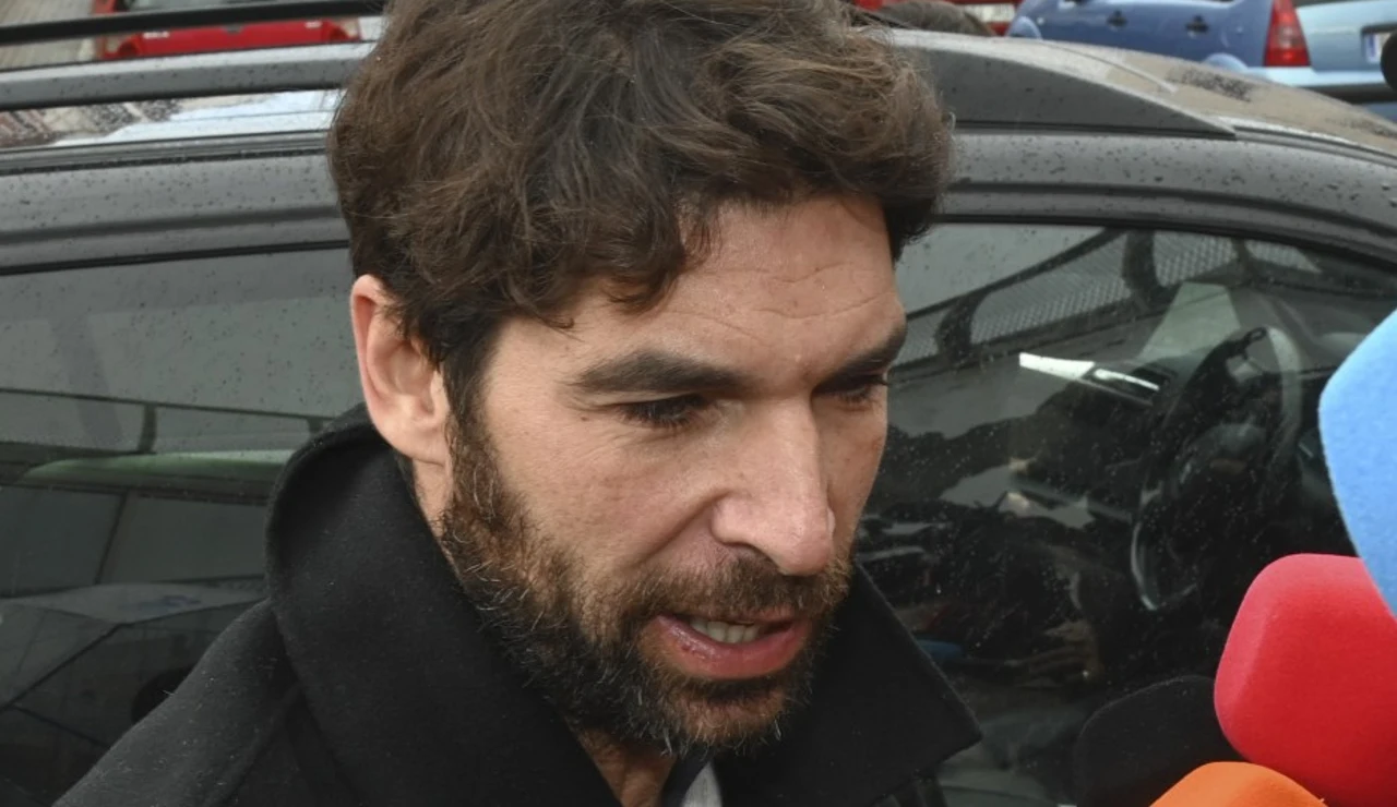 Cayetano Rivera atendiendo a los medios