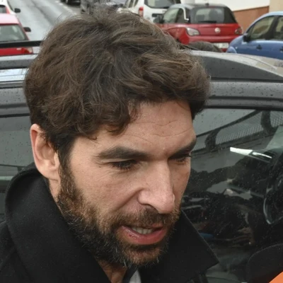 Cayetano Rivera atendiendo a los medios