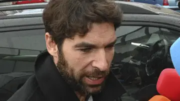 Cayetano Rivera atendiendo a los medios Cayetano Rivera atendiendo a los medios