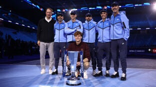 Jannik Sinner posa con el trofeo de las Nitto ATP Finals 2025 junto a su equipo