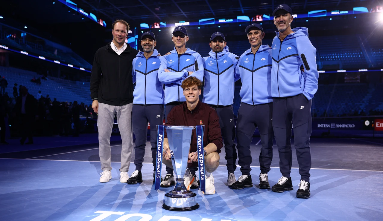 Jannik Sinner posa con el trofeo de las Nitto ATP Finals 2025 junto a su equipo