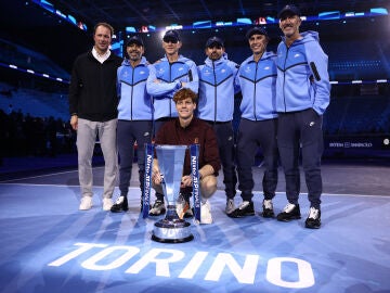Jannik Sinner posa con el trofeo de las Nitto ATP Finals 2025 junto a su equipo