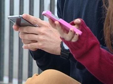 Menores con un móvil