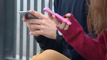 Menores con un móvil