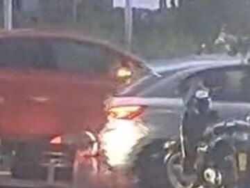 Imagen del coche que atropelló y arrastró a un hombre en Sevilla