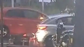 Imagen del coche que atropelló y arrastró a un hombre en Sevilla Imagen del coche que atropelló y arrastró a un hombre en Sevilla