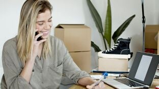 Imagen de una mujer hablando por tel&eacute;fono 