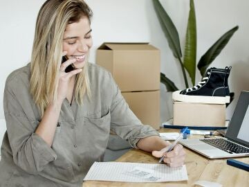 Imagen de una mujer hablando por tel&eacute;fono 