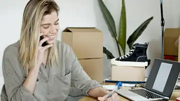 Imagen de una mujer hablando por teléfono Imagen de una mujer hablando por teléfono